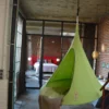 Tente suspendue type hamac cocon vert suspendue en intérieur, espace détente design