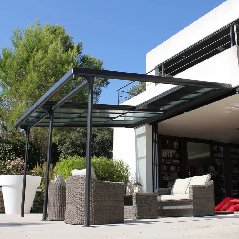 Pergola Azura avec sa toiture en polycarbonate. Possibilité de remplacer les plaques en polycarbonate